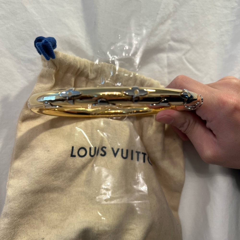 Louis Vuitton choker with magnetic clasp